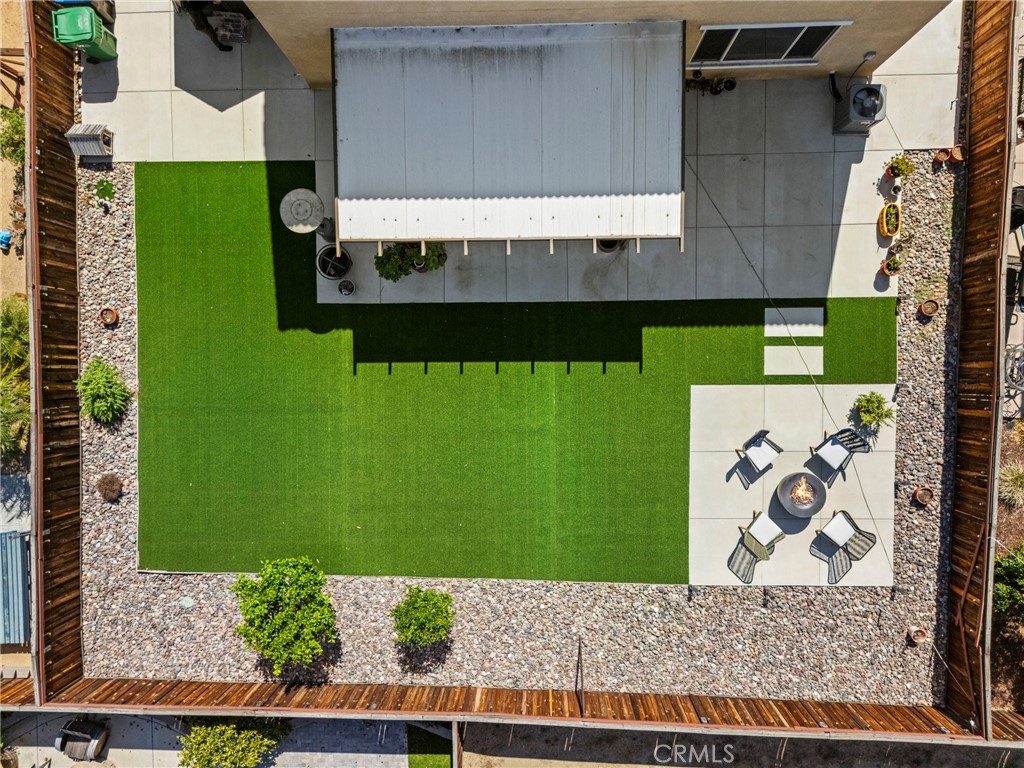 https://media.crmls.org/medias/f7d3c12f-6e1b-4917-bb01-951b4d1952f7.jpg?preset=X-Large