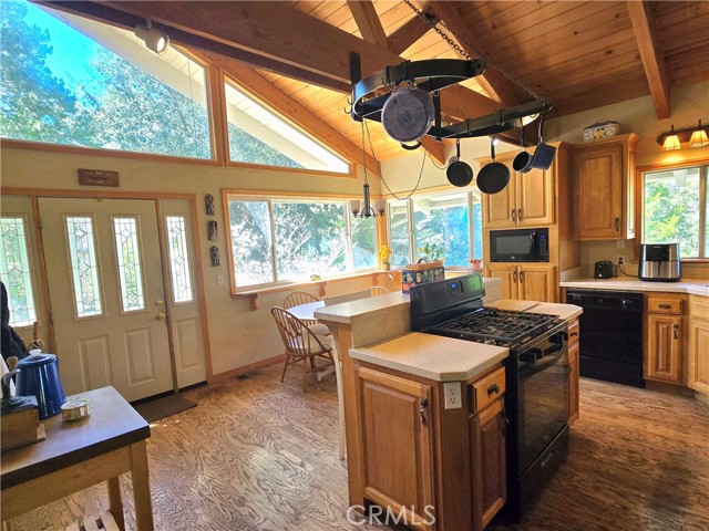 943 Grass Valley Road, Lake Arrowhead CA: https://media.crmls.org/medias/f7d3da8d-36df-40b3-91f2-3463ebb66d47.jpg