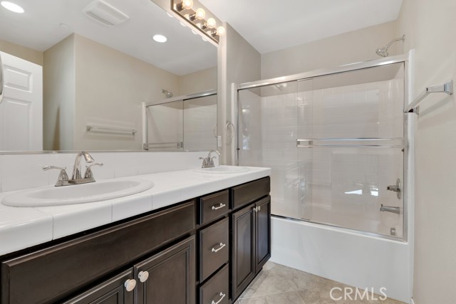 Detail Gallery Image 33 of 38 For 14665 Sherman Way, Van Nuys,  CA 91405 - 3 Beds | 3 Baths