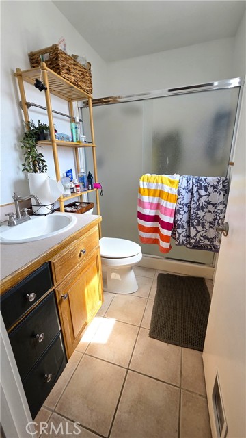 Detail Gallery Image 7 of 17 For 27657 Ironstone Dr #2,  Canyon Country,  CA 91387 - 2 Beds | 2/1 Baths