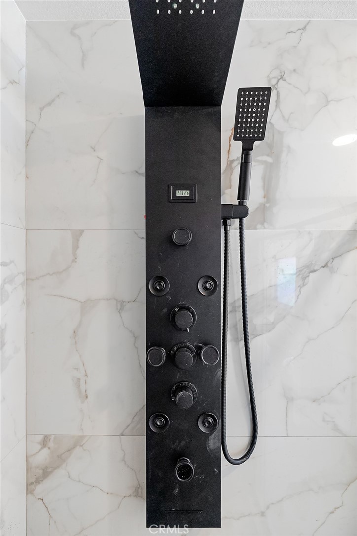 https://media.crmls.org/medias/f7d70e54-ef0f-49d5-a017-ca2e47262b3d.jpg?preset=X-Large