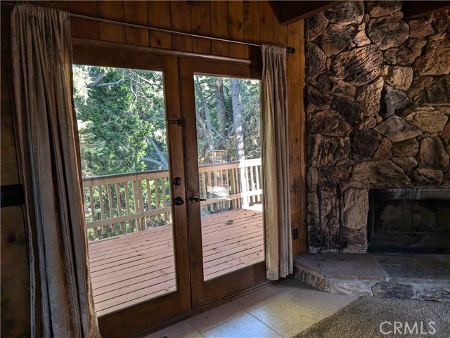 Detail Gallery Image 5 of 20 For 685 Ivy Ln, Lake Arrowhead,  CA 92352 - 2 Beds | 1/1 Baths