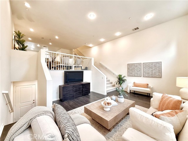 Detail Gallery Image 3 of 42 For 5547 Strand #103,  Hawthorne,  CA 90250 - 2 Beds | 3 Baths