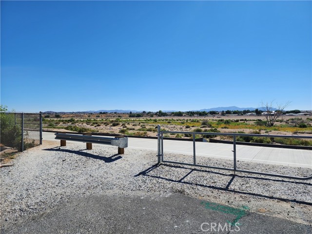 Detail Gallery Image 2 of 7 For 18663 Arrrowhead Trl, Victorville,  CA 92395 - 3 Beds | 2 Baths