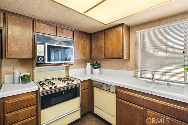 11551 Gladstone Circle, Fountain Valley CA: https://media.crmls.org/medias/f7dccefd-c847-45da-85d0-9cf93b629537.jpg