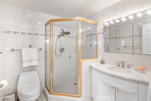 Master bathroom 3/4