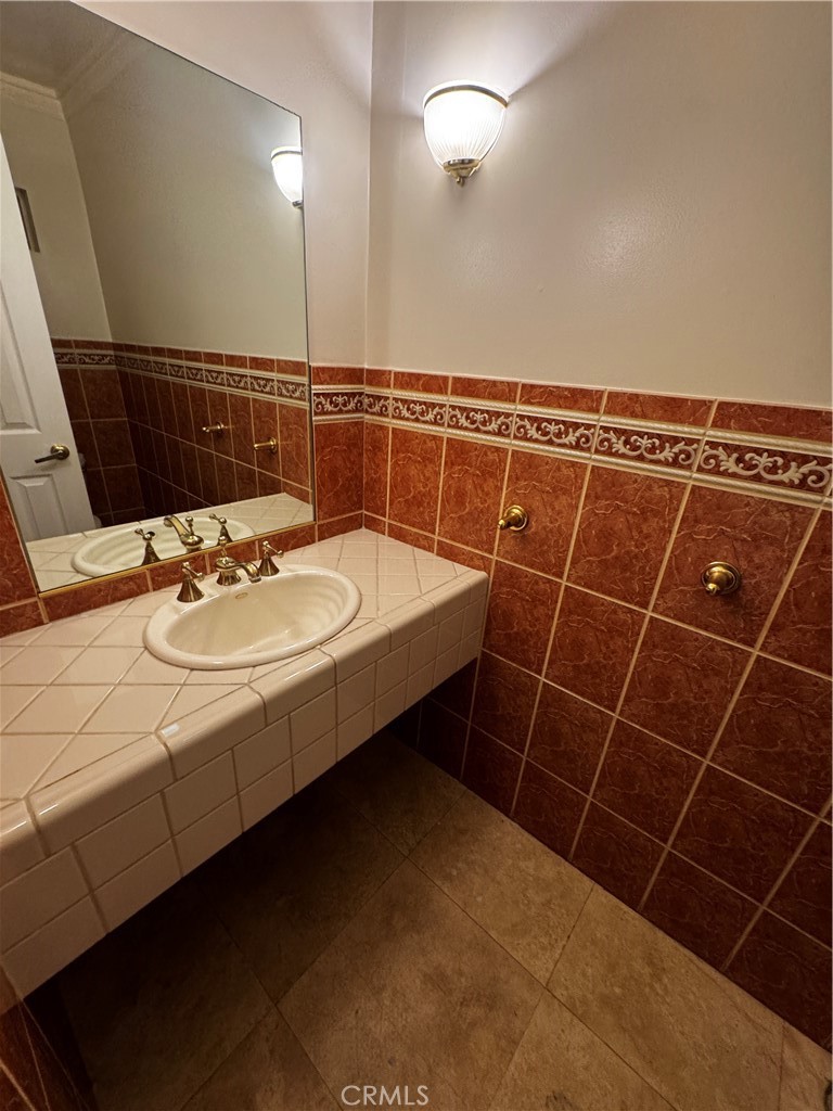 https://media.crmls.org/medias/f7de22e3-46a6-43c0-b391-4393fd47c60a.jpg?preset=X-Large