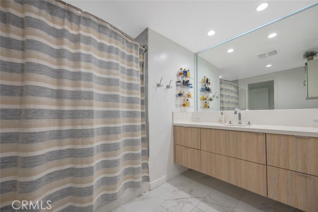 Detail Gallery Image 21 of 28 For 23818 Oxnard St, Woodland Hills,  CA 91367 - 3 Beds | 3 Baths