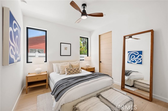 555 N Plymouth Boulevard, Los Angeles CA: https://media.crmls.org/medias/f7e360ca-7f20-4ed9-9ef5-88c6320bae69.jpg