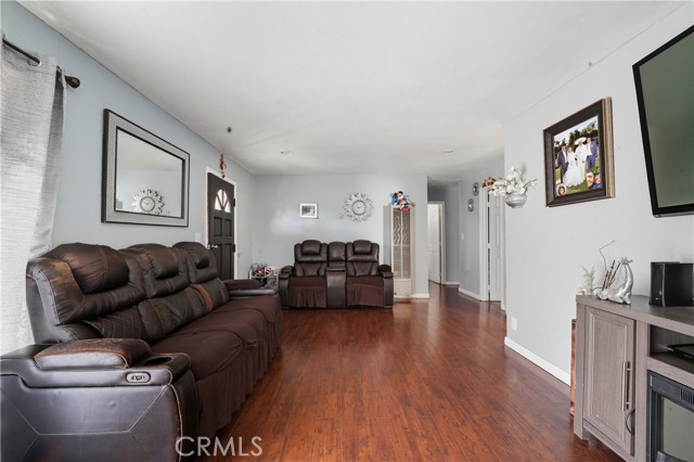 Detail Gallery Image 4 of 26 For 409 W Cedar St, Compton,  CA 90220 - 3 Beds | 2 Baths