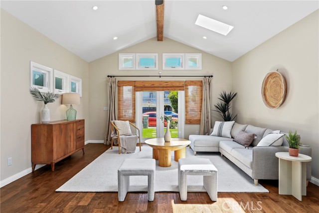 1069 Avenue D, Redondo Beach CA: https://media.crmls.org/medias/f7e78592-8040-4023-88c9-9166b2ea508c.jpg