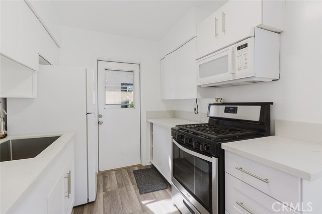 Detail Gallery Image 8 of 23 For 13842 Hamlin St, Van Nuys,  CA 91401 - 3 Beds | 2 Baths