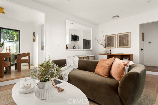 Detail Gallery Image 6 of 40 For 4935 Agnes Ave, Valley Village,  CA 91607 - 5 Beds | 3 Baths