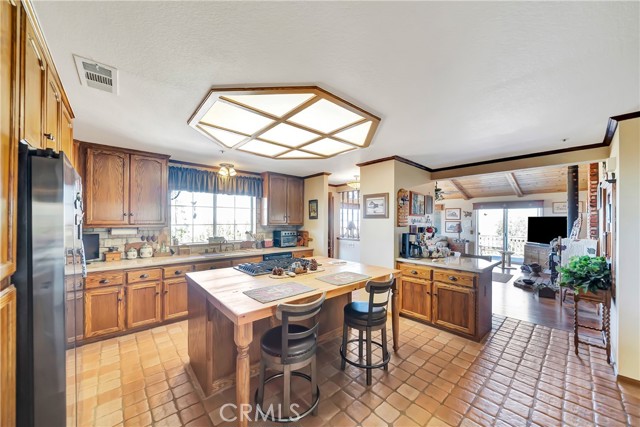 11720 Honeybee Lane, Juniper Hills CA: https://media.crmls.org/medias/f7e968a5-cd7a-4b72-93d3-8a4e67b5e436.jpg