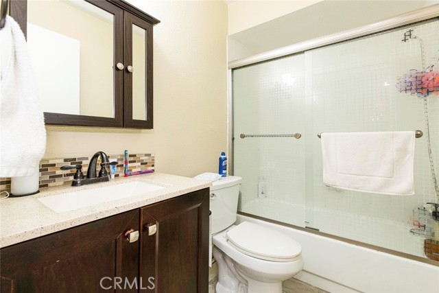 Detail Gallery Image 12 of 21 For 7625 Reseda Blvd #105,  Reseda,  CA 91335 - 3 Beds | 2 Baths