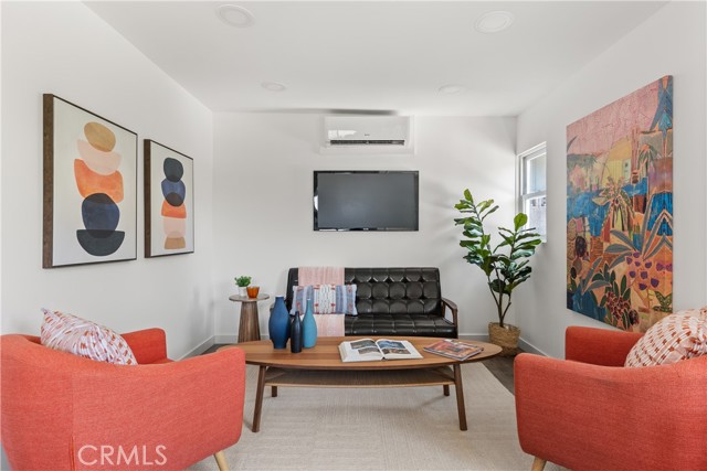 933 N Lincoln Street, Burbank CA: https://media.crmls.org/medias/f7ebe2ab-9627-4369-ad27-88d71a386eb7.jpg