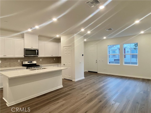 3943 E Carmel Privado, Ontario CA: https://media.crmls.org/medias/f7ee7c42-b058-44b9-869e-f7e0b961a9ee.jpg