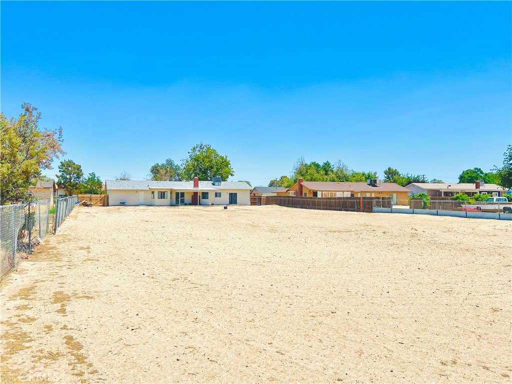 https://media.crmls.org/medias/f7efc406-c072-451e-a0c9-5536c79f119f.jpg?preset=X-Large