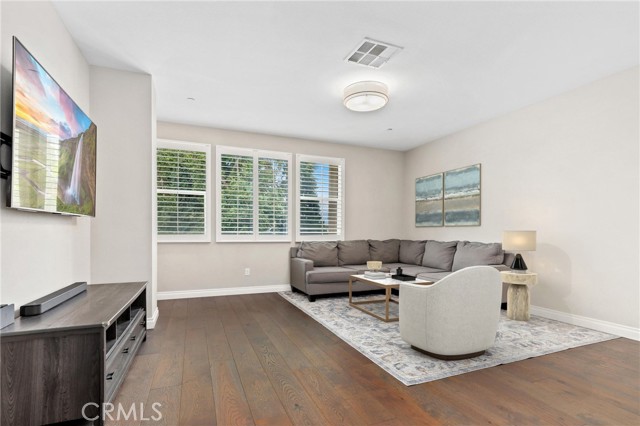 649 W Foothill Boulevard, Glendora CA: https://media.crmls.org/medias/f7f0b50e-3816-4c1c-a285-e737387792e1.jpg