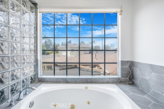 2481 S Bundy Drive, Los Angeles CA: https://media.crmls.org/medias/f7f21504-78f3-4e44-9a59-52702c26ccaa.jpg