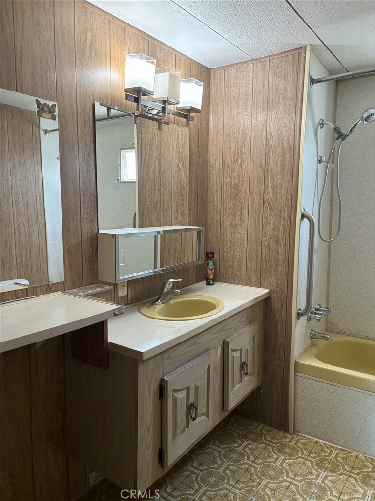 https://media.crmls.org/medias/f7f500e9-2255-4350-90a9-d5390ac5a428.jpg?preset=X-Large