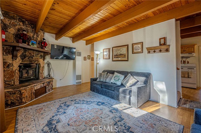 Detail Gallery Image 4 of 11 For 873 Holmes Lane, Sugarloaf,  CA 92386 - 3 Beds | 1/1 Baths