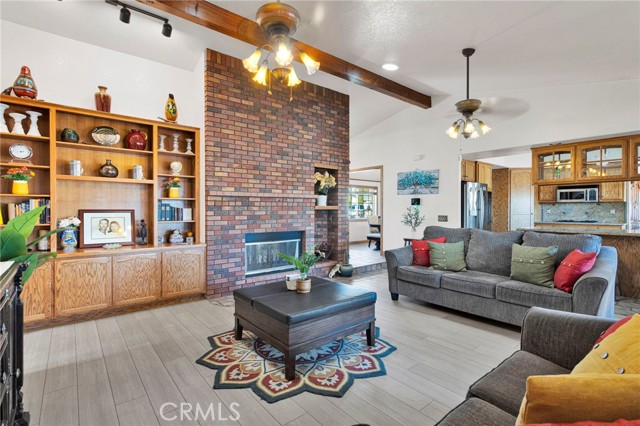 Detail Gallery Image 10 of 56 For 19985 Red Feather, Apple Valley,  CA 92307 - 3 Beds | 2/1 Baths