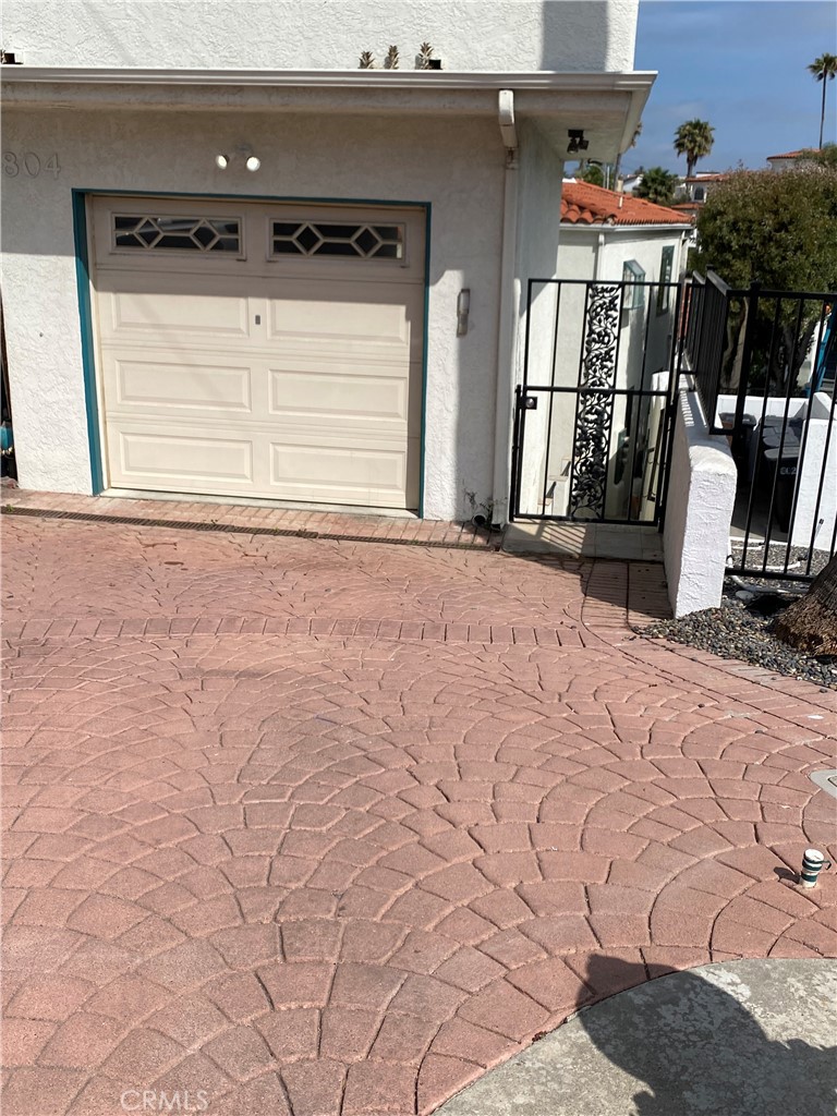 https://media.crmls.org/medias/f7f82a77-96e5-44bc-a94f-856c7e46e33c.jpg?preset=X-Large