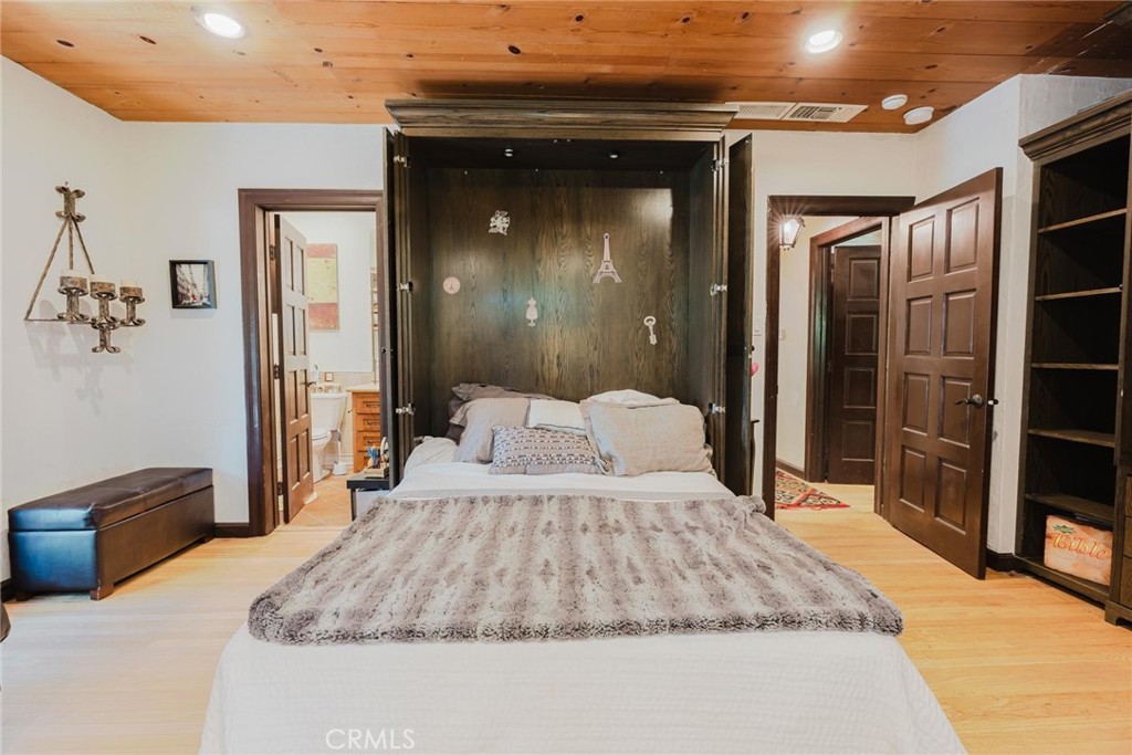 https://media.crmls.org/medias/f7f9560b-0797-40ed-8d1d-82754742526d.jpg?preset=X-Large