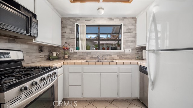 Detail Gallery Image 11 of 29 For 3458 Santa Barbara Ct, Palmdale,  CA 93550 - 2 Beds | 2 Baths