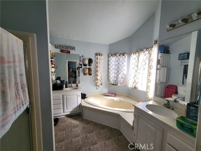 Detail Gallery Image 6 of 18 For 19842 Emerald Creek Dr, Canyon Country,  CA 91351 - 3 Beds | 2 Baths