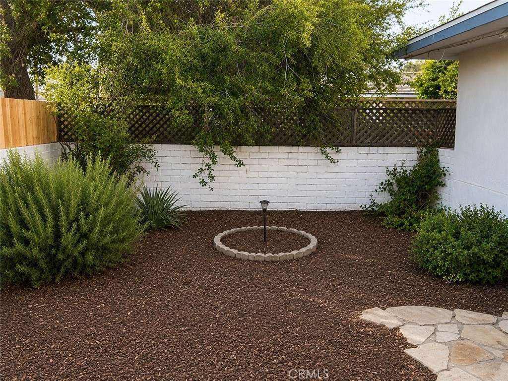 https://media.crmls.org/medias/f7ff8ac3-0fb3-415c-8ae7-769d6d80cbdf.jpg?preset=X-Large