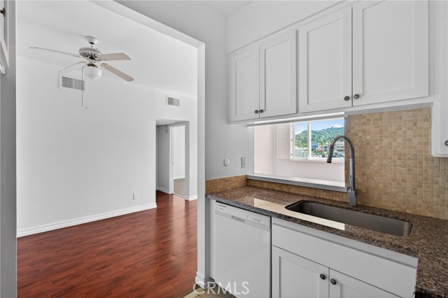 Detail Gallery Image 18 of 36 For 4441 Woodman Ave #304,  Sherman Oaks,  CA 91423 - 1 Beds | 1 Baths