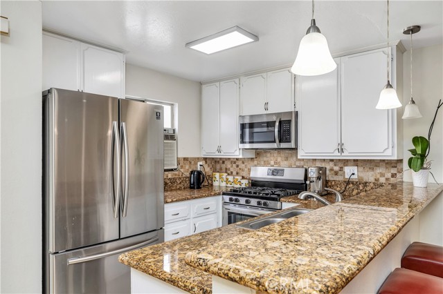 Detail Gallery Image 6 of 19 For 18530 Hatteras St #220,  Tarzana,  CA 91356 - 2 Beds | 2 Baths