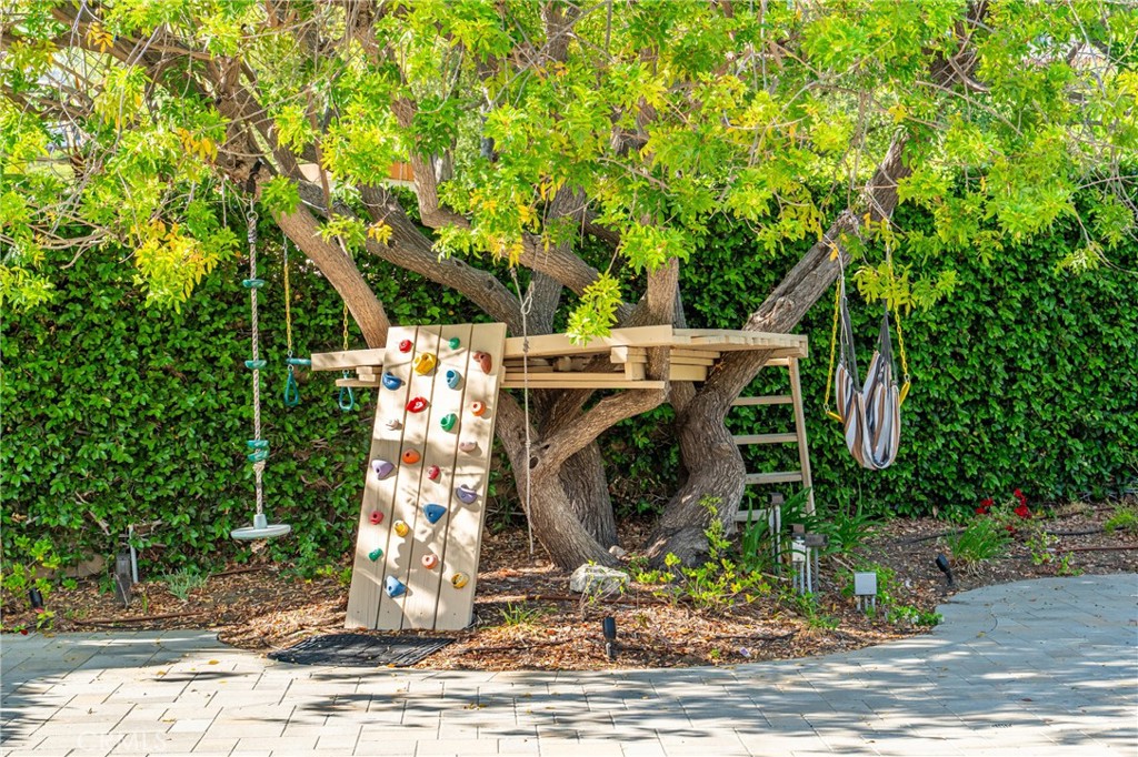 https://media.crmls.org/medias/f80249ef-fb49-470a-8345-ea9876a60bac.jpg?preset=X-Large