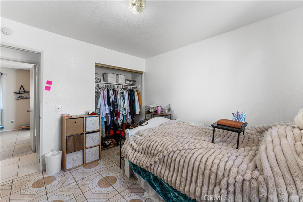 https://media.crmls.org/medias/f8046ca2-87ac-4d4e-8b8a-30e62edc70f3.jpg?preset=X-Large