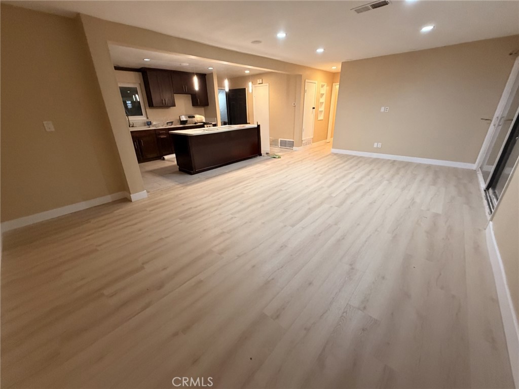 https://media.crmls.org/medias/f80579d2-7224-45c6-b426-3a1704fca7dd.jpg?preset=X-Large