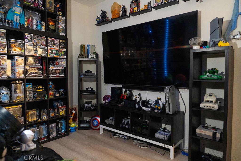https://media.crmls.org/medias/f806221a-6345-4e4b-b577-bf1b35ac240a.jpg?preset=X-Large