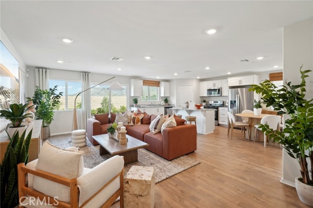 Detail Gallery Image 2 of 16 For 14048 Starlene St, Moreno Valley,  CA 92555 - 4 Beds | 2/1 Baths