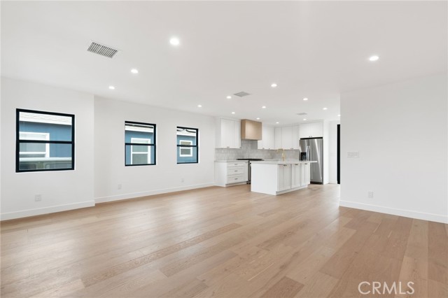 Detail Gallery Image 7 of 38 For 8334 Winsford Ave, Los Angeles,  CA 90045 - 5 Beds | 4 Baths