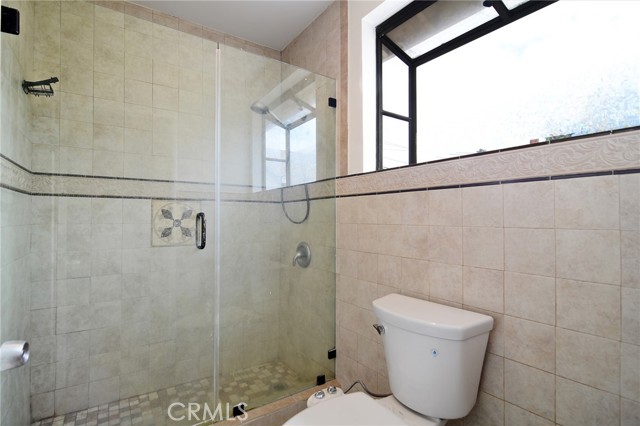 Detail Gallery Image 20 of 27 For 19324 Victory Bld, Reseda,  CA 91335 - 4 Beds | 3 Baths