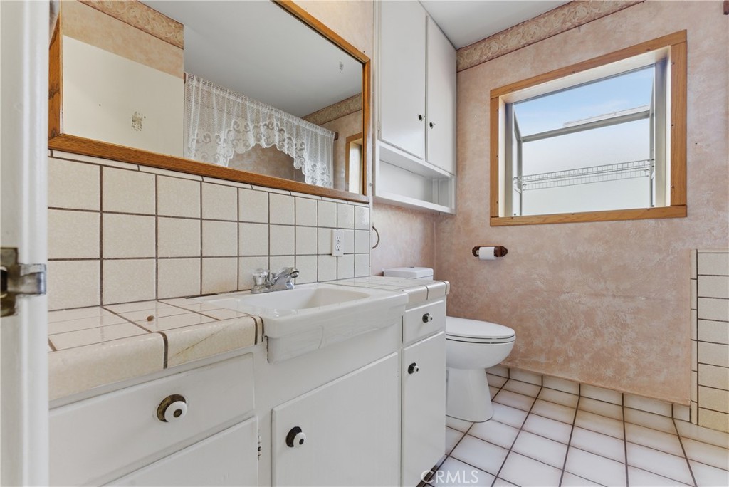 https://media.crmls.org/medias/f8107eb1-27f8-45a4-be00-3a35520072c1.jpg?preset=X-Large