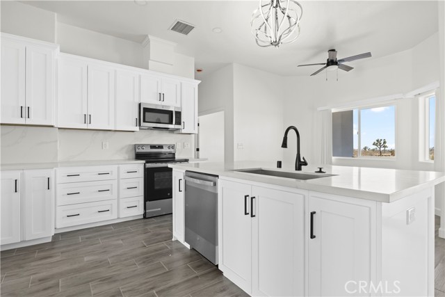 6374 Cayucos Drive, Phelan CA: https://media.crmls.org/medias/f8129b75-b9b2-4240-be72-c92ef2692dac.jpg