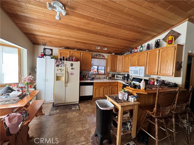 Detail Gallery Image 10 of 36 For 717 E Meadow Ln, Big Bear City,  CA 92314 - 2 Beds | 2 Baths