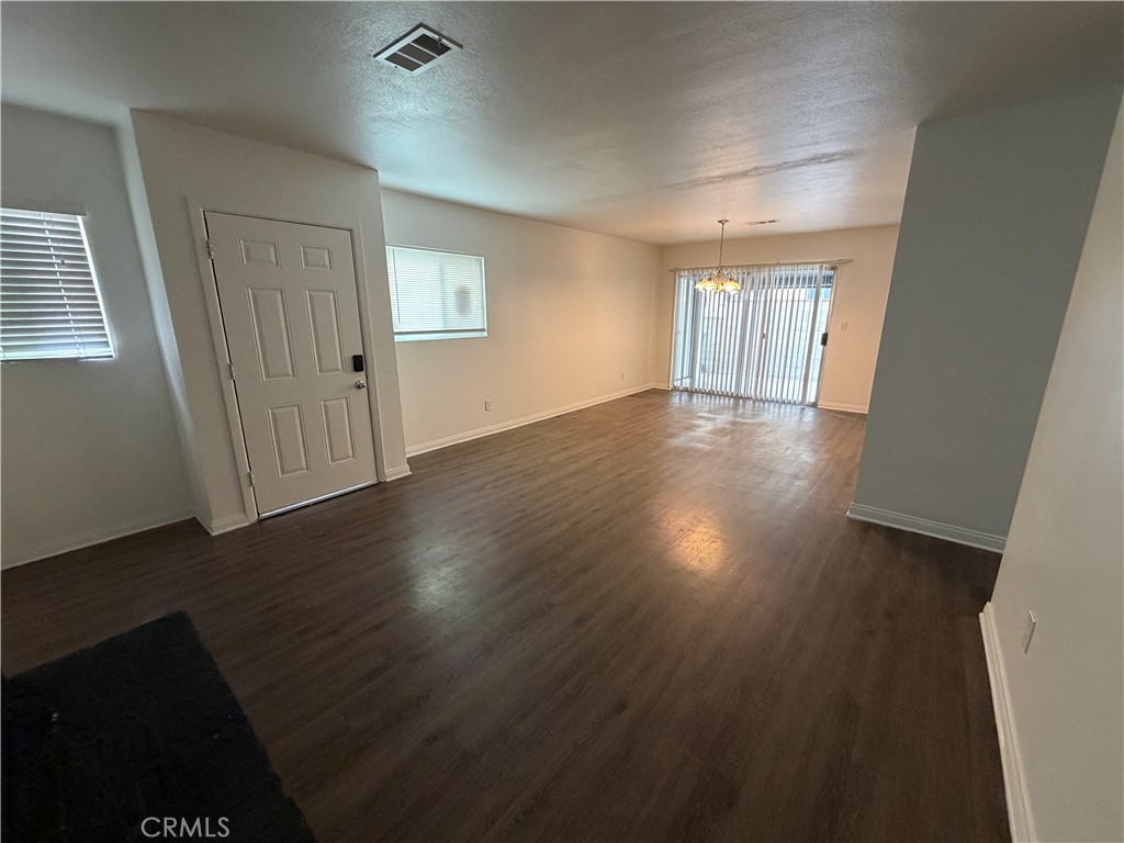 https://media.crmls.org/medias/f813ca70-fb19-4735-b81a-1cea8b280c69.jpg?preset=X-Large