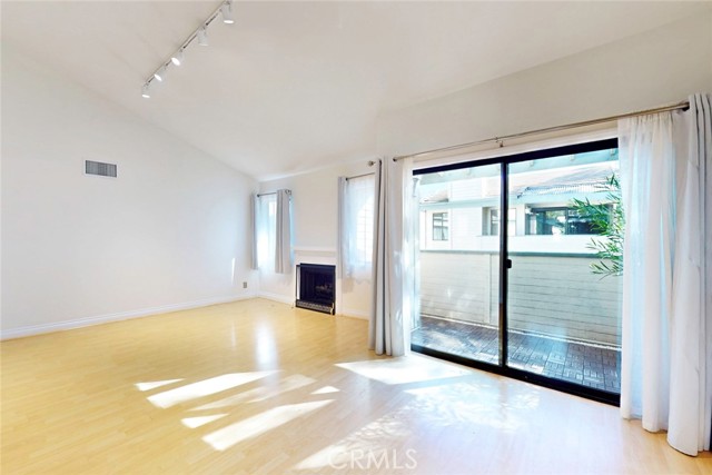 Detail Gallery Image 14 of 38 For 10504 Sunland Blvd Bld #5,  Sunland,  CA 91040 - 2 Beds | 2 Baths