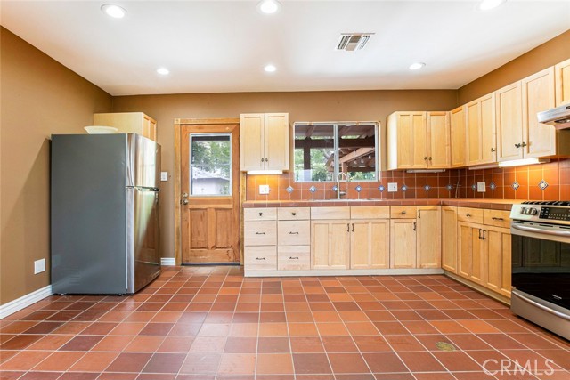 10630 Samoa Avenue, Tujunga CA: https://media.crmls.org/medias/f8144d70-5e04-4685-a2b7-80673864e768.jpg