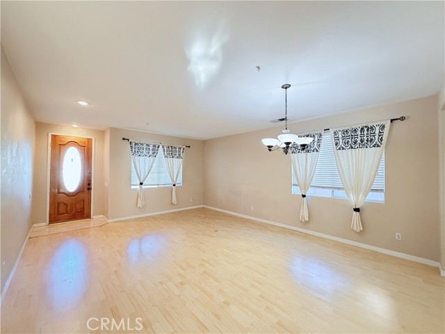 Detail Gallery Image 2 of 36 For 5793 Oakdale Ln, Fontana,  CA 92336 - 5 Beds | 3 Baths