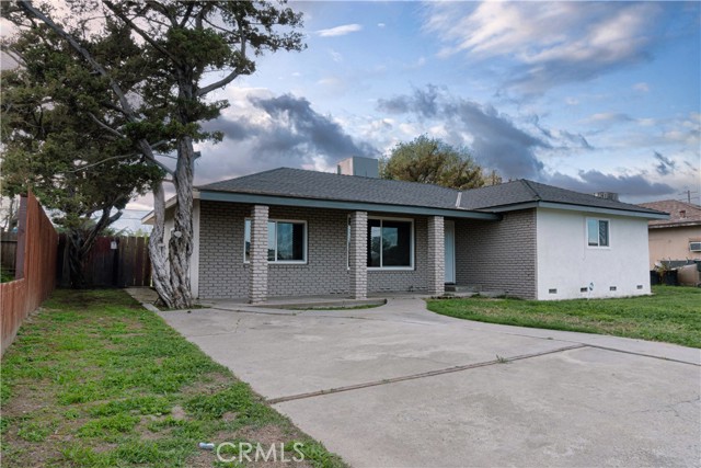 Detail Gallery Image 3 of 30 For 2002 N Woodridge, Hanford,  CA 93230 - 3 Beds | 1 Baths