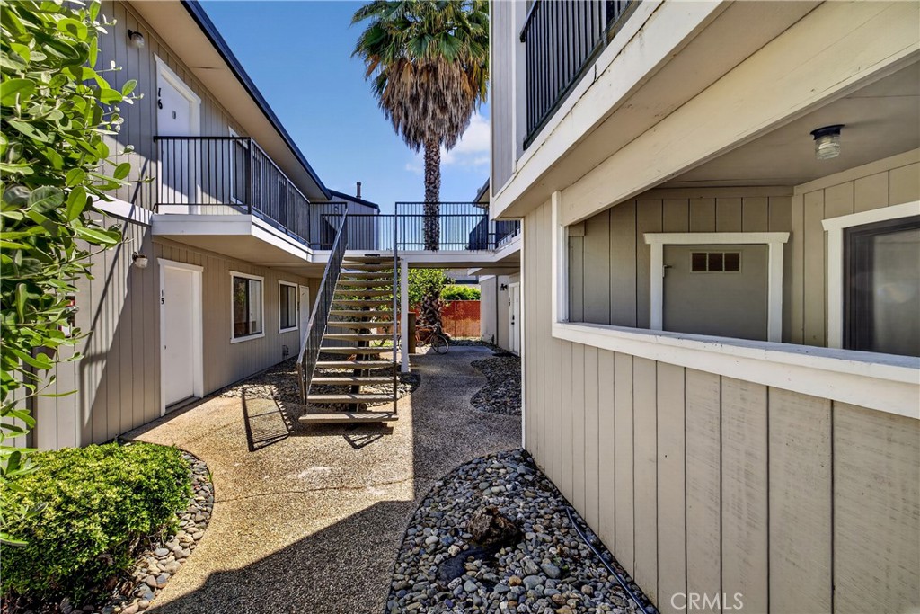 458 Nord Ave #12